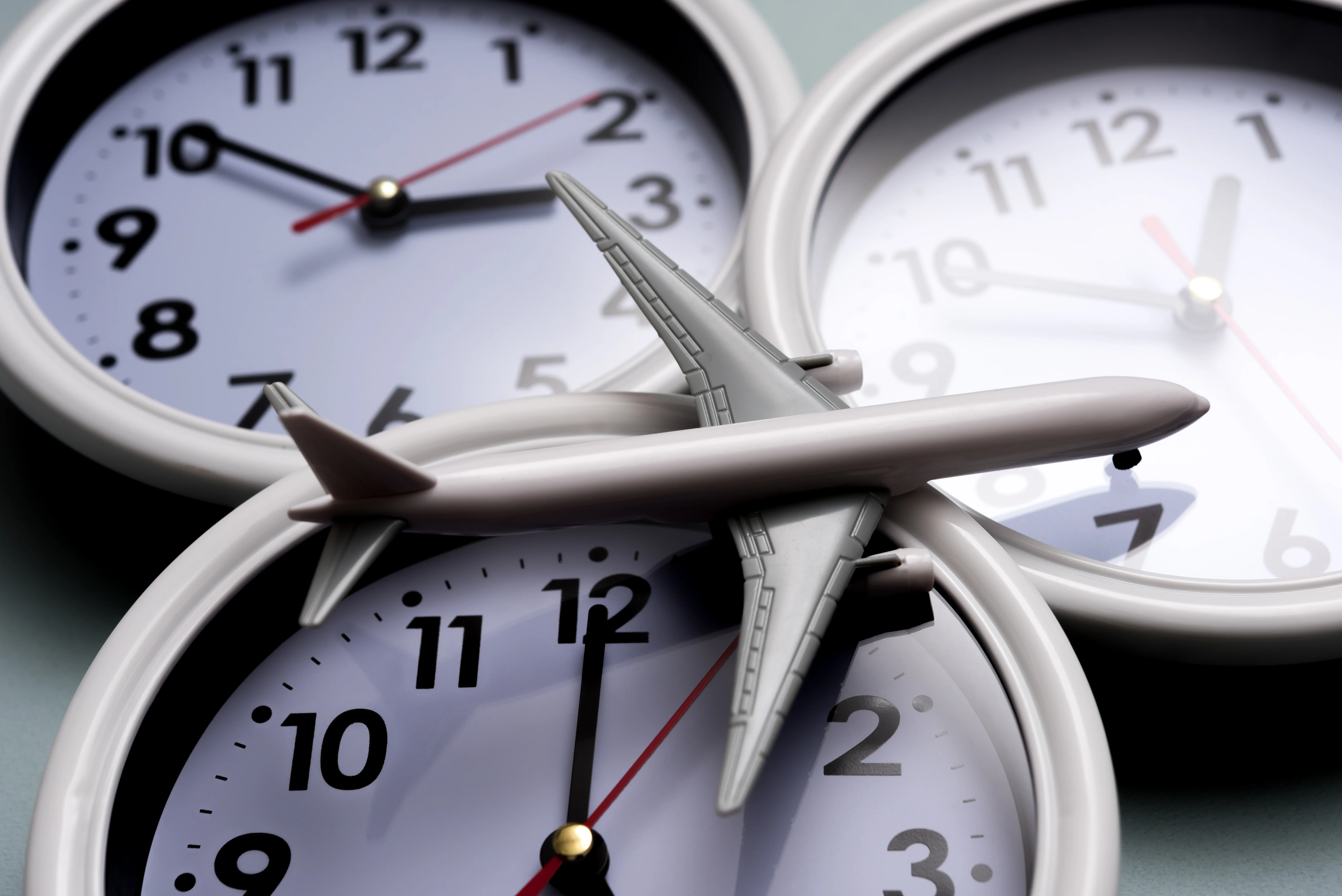飛行機の模型と時計